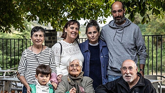 Francisca cumple 108 años rodeada por su familia y amigos