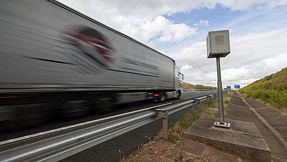 Los radares de Tráfico sancionan a más de cinco conductores a la hora en la región