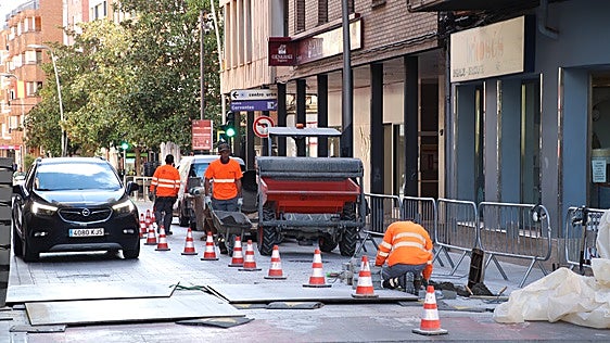 La brigada de obras de Arnedo mejora del pavimento en Paseo Constitución