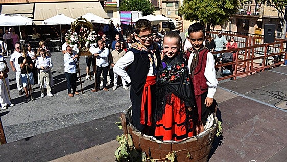 Rincón de Olivedo entrega el primer mosto a la virgen