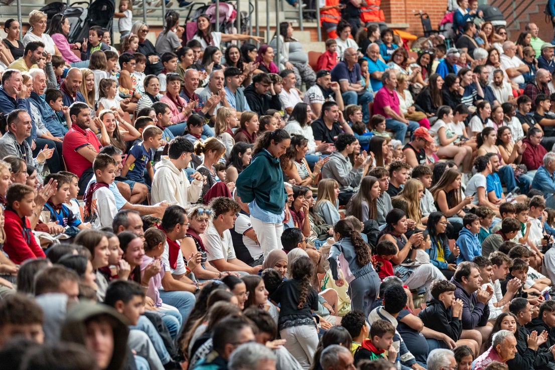 Caídas, revolcones y muchas risas durante las vaquillas