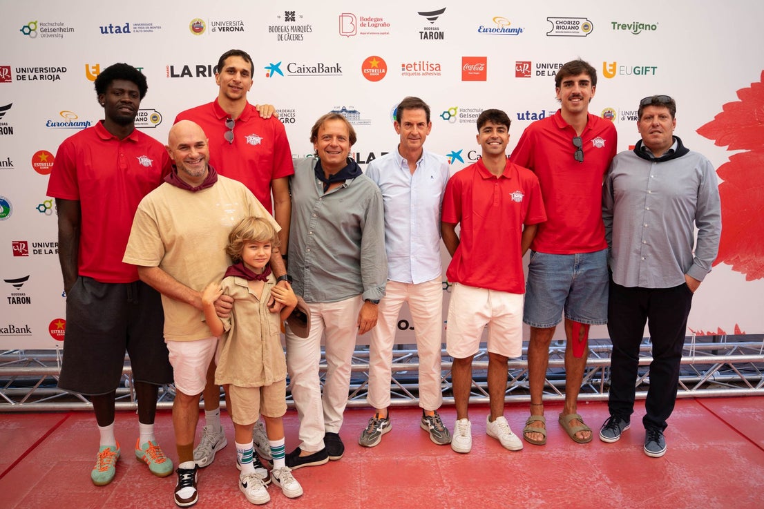 Jugadores y entrenador del LogroBasket Logi7, junto a Martínez Armas y Ezama.