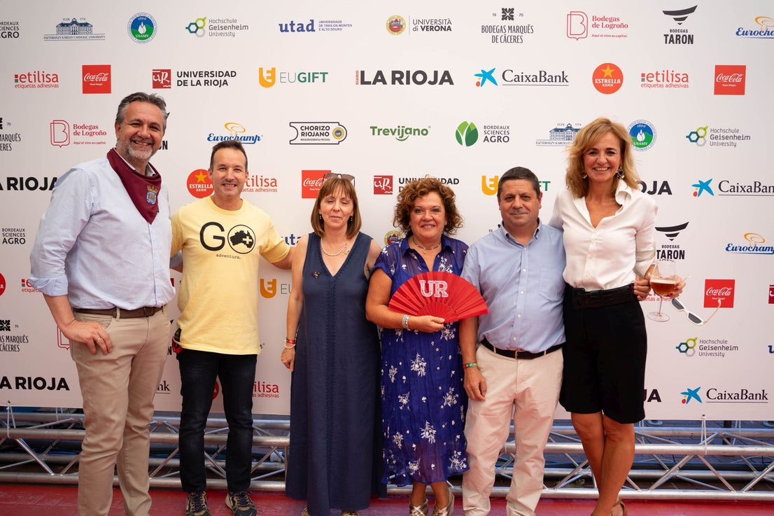 Pablo Álvarez y Estrella Domínguez posan junto a Rubén Morales, Montserrat Mendoza, Marian Martínez y Pedró María Lara, de la UR.