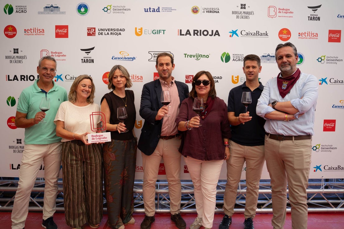 Dani Martínez, Alberto Ruiz y Álvaro Fernández (Etilisa), junto a Rosa Larrea (Asociación de Bodegas de Logroño), María Verano (Marqués de Vargas) y Pablo Álvarez (Diario LA RIOJA). 