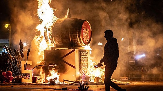 Consumidos por la fiesta y el fuego