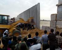 Unos 300 palestinos atraviesan el muro derribado en Gaza por milicianos de Al-Aksa
