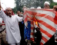 Unos 400 manifestantes atacan la embajada de EEUU en Yakarta por las caricaturas