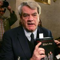 El historiador David Irving, condenado a tres años de cárcel por negar el Holocausto