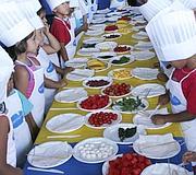 Niños y ratones comparten una clase de cocina solidaria