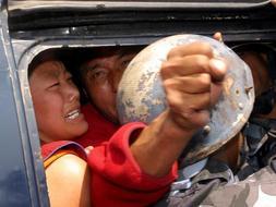 Varios manifestantes tibetanos son detenidos por agentes chinos. /AP