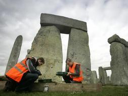 Los estudiantes de arqueología Steve Bush, (d) y Sam Ferguson, inspecionan el material excavado en el monumento monolítico. /AP