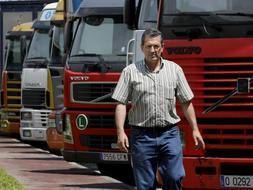 El presidente de la Unión Independiente de Transportistas Autónomos, UITA, José Fernández, en un centro de transporte de Oviedo, donde ha confirmado que los camioneros asturianos partirán hacia Madrid en señal de protesta por la falta de respuesta del Gobierno ante la situación del sector. /EFE