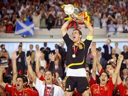 El capitán nacional, Iker Casillas, levanta el trofeo de campeones de Europa. /AP