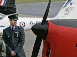 El príncipe británico Guillermo posa tras su ceremonia de graduación como piloto de la Royal Air Force en abril pasado. /ARCHIVO