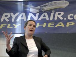 La directora de Ventas de Ryanair, Sinead Finn, durante su intervención en Barcelona para anunciar la cancelación de los vuelos contratados a través de portales de viajes. /EFE