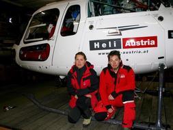Imagen facilitada por AKTV News que muestra a los miembros del equipo de rescate que ha trasladado al primer ministro del estado alemán de Turingia hacia el hospital tras tener un accidente esquiando en Styria, Austria. /Efe