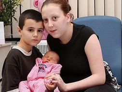 Imagen publicada por el diario 'The Sun' del niño de 13 años, Alfie Patten, junto a su novia Chatelle Steadman, de 15 y su bebé. / The Sun