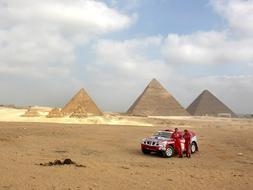 Una de las etapas del Rally de los Faraones pasó frente a las famosas Pirámides de Guiza. / Archivo