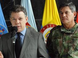 El ministro de Defensa junto al General del Ejército aclara los hechos./ AFP