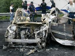 Estado en el que ha quedado el vehículo del inspector Eduardo Puelles tras la explosión de la bomba lapa. / Telepressr