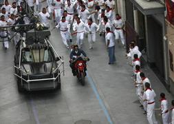 Tom Cruise y Cameron Díaz corren los Sanfermines en moto
