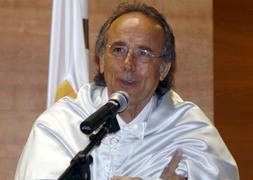 Serrat recibe un honoris causa que «reconoce el oficio de escribidor y cantor de canciones populares»