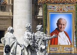 Una imagen del papa Juan Pablo II en la plaza de San Pedro. / Foto: Efe | Vídeo: Atlas