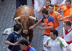 Los mozos corren delante de un toro de Cebada Gago. / Foto: Reuters | Vídeo: YouTube