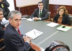 Zapatero y Rajoy se reúnen para abordar la crisis