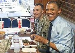 Obama y su equipo de trabajo durante la comida./ ABC NEWS