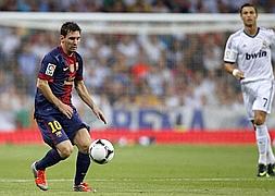 Messi controla el balón ante la mirada de Cristiano Ronaldo. / Reuters
