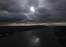El 'Skyline' de Nueva York bajo 'Sandy'. / Foto: Reuters | Video: Youtube