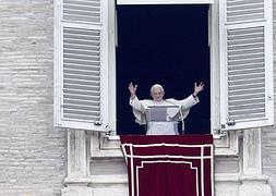 Benedicto XVI, en el balcón del Vaticano. / Archivo