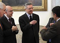 Alberto Ruiz-Gallardón, junto al presidente del Tribunal Supremo de Justicia de Cataluña. / Chema Moya (Efe)