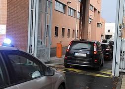 Momento en el que llega la Policía francesa con los detenidos. / Afp