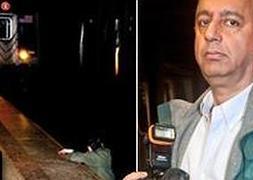 El fotógrafo R. Umar Abbasi junto a la portada de ayer de New York Post. / RC