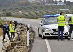 Agentes de la Guardia Civil inspeccionan el lugar del accidente. / Rafa Alcaide (Efe)