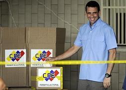 Henrique Capriles deposita su voto. / Leo Ramírez (Afp)