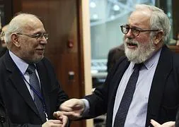 Miguel Arias Cañete conversa con su homólogo chipriota, Sofoclis Aletraris. / Olivier Hoslet (Efe)