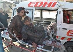 Dos de los heridos son trasladados para recibir atención médica. / Efe | Atlas