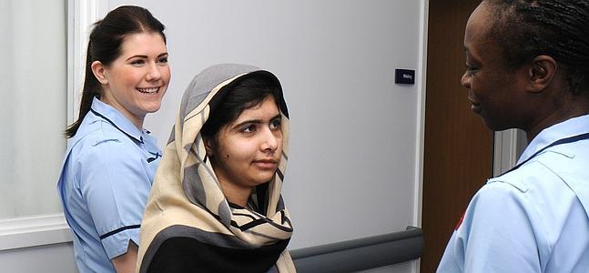 Malala, en una imagen distribuida por el Hospital Queen Elizabeth. / Afp