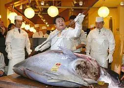 Kiyoshi Kimura, gerente del restaurante que se ha hecho con el preciado pescado. / Efe | Vídeo: Atlas