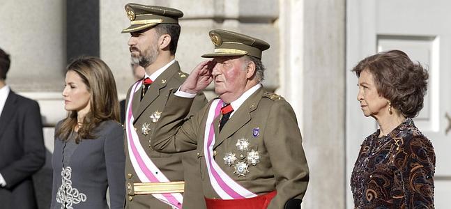 El Rey saluda al ministro de Defensa, Pedro Morenés. / Foto: Efe | Vídeo: Atlas