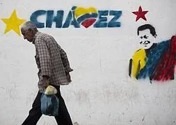 Mural con la imagen de Chávez en una calle de Caracas. / Foto: Raul Arboleda (Afp) | Vídeo: Atlas