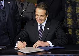 El gobernador Andrew Cuomo firma la ley. / Hans Pennink (Reuters)