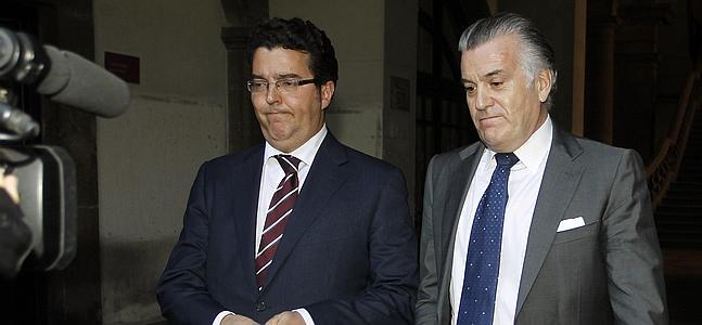 El extesorero del PP Luis Bárcenas (d) y su abogado Alfonso Trallero. / Reuters