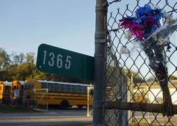 Flores en memoria del conductor de autobús asesinado. / Reuters