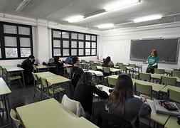 Una profesora imparte clase en un aula prácticamente vacía. / Foto: Ángel Díaz (Efe) | Vídeo: Atlas