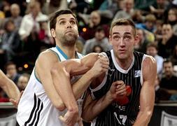 Hervelle (de), de Bilbao Basket, y Felipe Reyes, del Real Madrid, durante un partido de Liga./Luis Tejido (Efe)