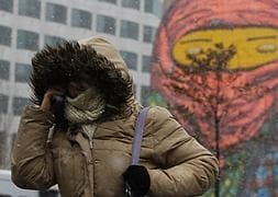 Una mujer camina por una calle de Boston. / Foto: Brian Snyder (Reuters) | Vídeo: Atlas